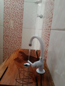 a bathroom with a pipe in a wooden table at Pousada Peraputanga in Estivado