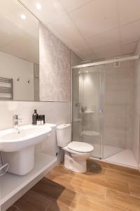a bathroom with a sink and a toilet and a shower at Apartamento-Loft Especería Black in Málaga