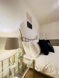 una camera da letto con letto, cuscini e lampada di Beautiful Central Open plan living! a Manchester