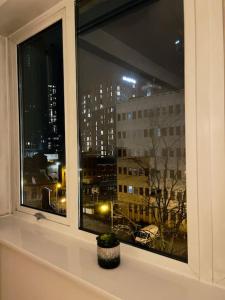 una finestra con vista sulla città di notte di Beautiful Central Open plan living! a Manchester