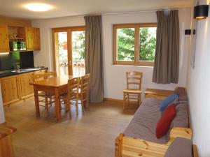 um quarto com uma cama, uma mesa e uma cozinha em Wohnung CHOTTES NEND230 em Nendaz