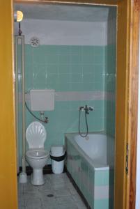 y baño con aseo, bañera y lavamanos. en Kris Guesthouse, en Stoykite