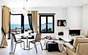 Prostor za sedenje u objektu Executive Skiathos Villa 3 Bedrooms Villa King Alexander Sea Views Vassilias