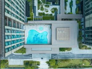 una vista aérea de un edificio con un mural en él en Element Guangzhou Baiyun, en Guangzhou