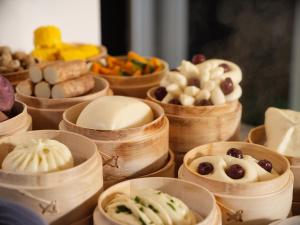un groupe de bols en bois remplis de différents types de denrées alimentaires dans l'établissement Four Points by Sheraton Guangzhou, Baiyun, à Canton