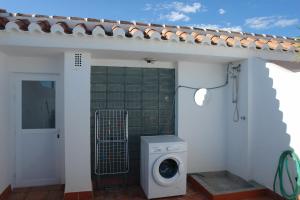 een wasmachine en droger buiten het huis bij JARDINES DE NERJA 18 MENYBER in Nerja