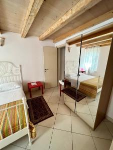 a bedroom with a bed and a mirror in a room at B&B La Pitagora in Comacchio