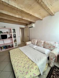 a living room with a bed and a couch at B&B La Pitagora in Comacchio