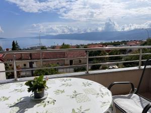 una mesa con una planta en la parte superior de un balcón en Peachy House en Rijeka