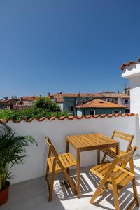 einen Tisch und zwei Stühle auf dem Balkon in der Unterkunft B&B Miracolo di Mare Golden House in Piran