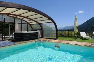 Πισίνα στο ή κοντά στο Hôtel Le Chalet d'Auron Restaurant et Spa