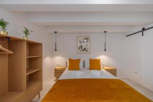 um quarto com uma cama grande e almofadas laranja em B&B Miracolo di Mare Golden House em Piran