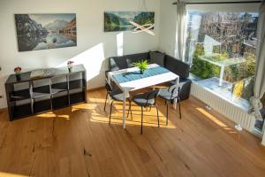 una sala da pranzo con tavolo, sedie e finestra di Modern Innsbruck Mountain Apartment I Free Parking a Innsbruck