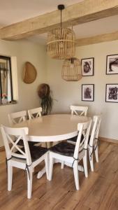 comedor con mesa blanca y sillas en Grande maison familiale jusqu'à 9 personnes, parking, vue mer, ping-pong La Ciotat, en La Ciotat