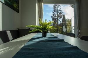 una mesa con una planta encima en Modern Innsbruck Mountain Apartment I Free Parking, en Innsbruck