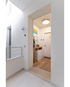 un grande specchio in una stanza con corridoio di Guest House Aurora Polignano a Polignano a Mare