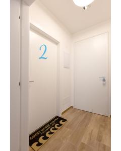 una stanza con una porta e un tappeto sul pavimento di Guest House Aurora Polignano a Polignano a Mare