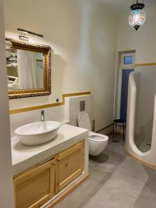 uma casa de banho com um lavatório, um WC e um espelho. em VillaNova em Drymonas