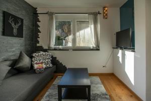 Una sala de estar con un sofá y una ventana. en Modern Innsbruck Mountain Apartment I Free Parking, en Innsbruck 24 fotos más