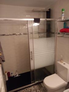 a bathroom with a glass shower with a toilet at Monleon Villa a 10 minutos de la playa 2 parking gratuito in Roses
