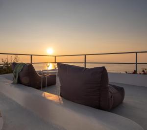 伊亚OUTOPOIA CAVE STUDIOS的阳台顶部的几张沙发