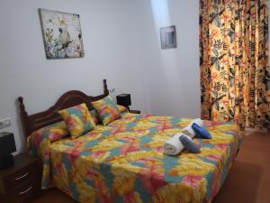 łóżko z dwoma pluszakami w sypialni w obiekcie Casa baja naturista con palmeras y patio! w mieście Vera +32 zdjęcia