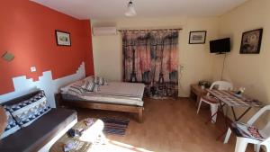 een kamer met een bed, een bank en een tafel bij Y.M.Apartment in Rhodos-stad