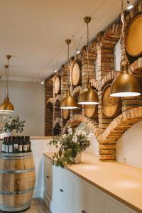 una cucina con botti di vino e lampadari a pendente di Gościniec Winnica a Sławica