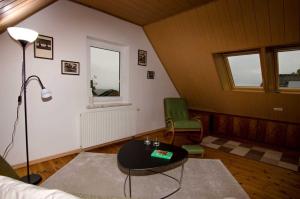 uma sala de estar com uma mesa e um candeeiro em Ferienhaus Luette_ em Lohme