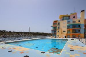 a large swimming pool in front of a building at O búzio in Albufeira