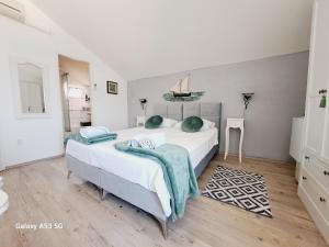 Heritage Rooms Kut客房内的一张或多张床位