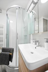 une salle de bain avec lavabo et douche dans l'établissement Blue&Green Apartments, à Zadar