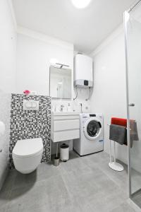 une salle de bain avec une machine à laver et un lave-linge dans l'établissement Blue&Green Apartments, à Zadar 18 autres photos