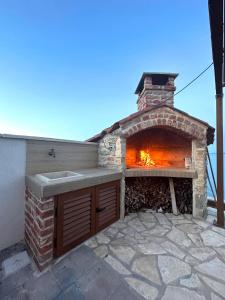 a stone oven with a sink and a fireplace at La Isla in Tkon