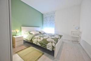 une chambre avec un lit et un mur végétal dans l'établissement Blue&Green Apartments, à Zadar