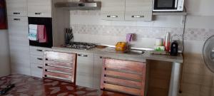cocina pequeña con fregadero y fogones en Villa Ipanema, en Salve