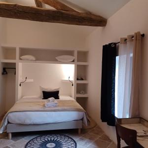een slaapkamer met een bed in een kamer bij Château du Souzy in Quincié-en-Beaujolais