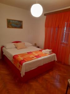 - une chambre avec un lit et une couverture colorée dans l'établissement Opium Old City Apartment, à Split