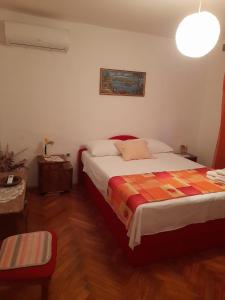 - une chambre avec un lit et une table avec une lampe dans l'établissement Opium Old City Apartment, à Split