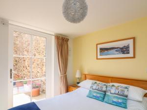 1 dormitorio con cama y ventana en 5 Combehaven en Salcombe