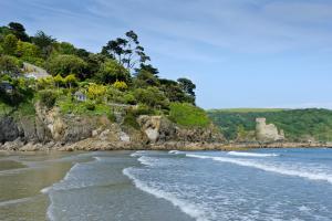 a view of the beach from the shore at 5 Combehaven in Salcombe
