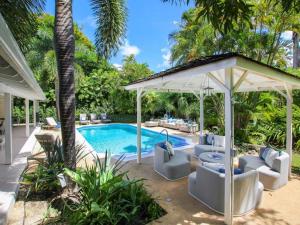 セントピーターにあるAmazing Villa with Pool 5 mins from Beach - Palm Grove 1 home by Bluescapeのプールとガゼボ付きのヴィラ