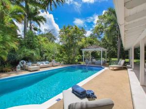 セントピーターにあるAmazing Villa with Pool 5 mins from Beach - Palm Grove 1 home by Bluescapeのスイミングプール(椅子付)、ガゼボ