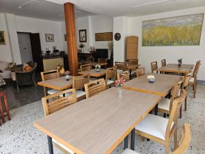 ein Esszimmer mit Holztischen und -stühlen in der Unterkunft Hostal Cruz in Tossa de Mar