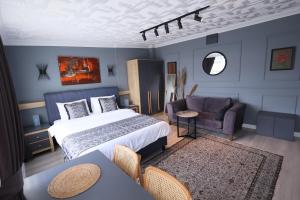 1 dormitorio con cama, sofá y mesa en CLK Suites Hotel, en Estambul