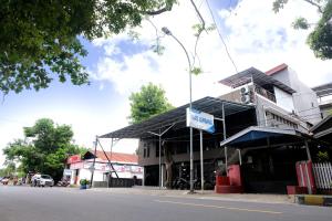 Hotel Puri Lembang near Universitas Sulawesi Barat Majene في Lutan: مبنى على جانب شارع