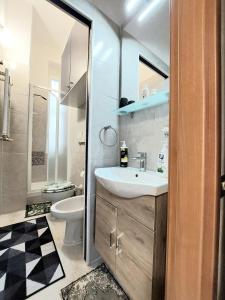La salle de bains est pourvue d'un lavabo et de toilettes. dans l'établissement Studio 1 Milano Navigli, à Milan