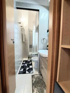 La salle de bains est pourvue de toilettes et d'un lavabo. dans l'établissement Studio 1 Milano Navigli, à Milan