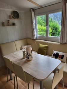 a table and chairs in a room with a window at Camping Ixtila mobilhome in Larrau