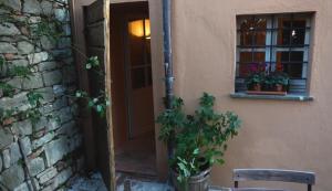 otwarte drzwi z doniczką obok budynku w obiekcie Oberdan Ospitalita' w mieście Todi